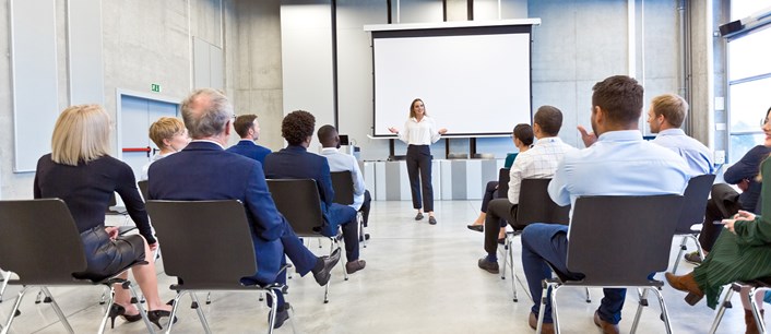 Rasyotek Akademi eğitmeninin kurumsal eğitim seminerinde katılımcılara sunum yapması